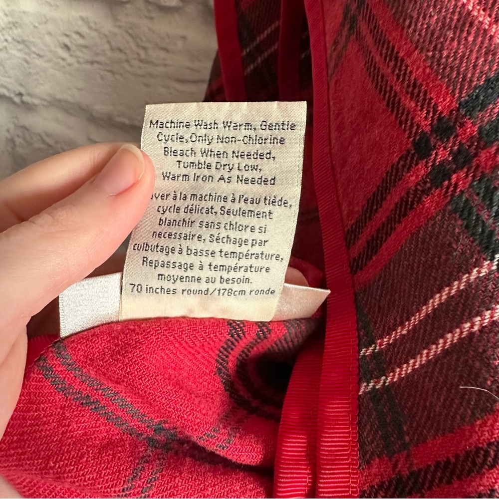 PREOWNED CHRISTMAS WILLIAMS SONOMA TARTAN RED PLAID ROUND TABLE CLOTH 70” - Picture 4 of 7